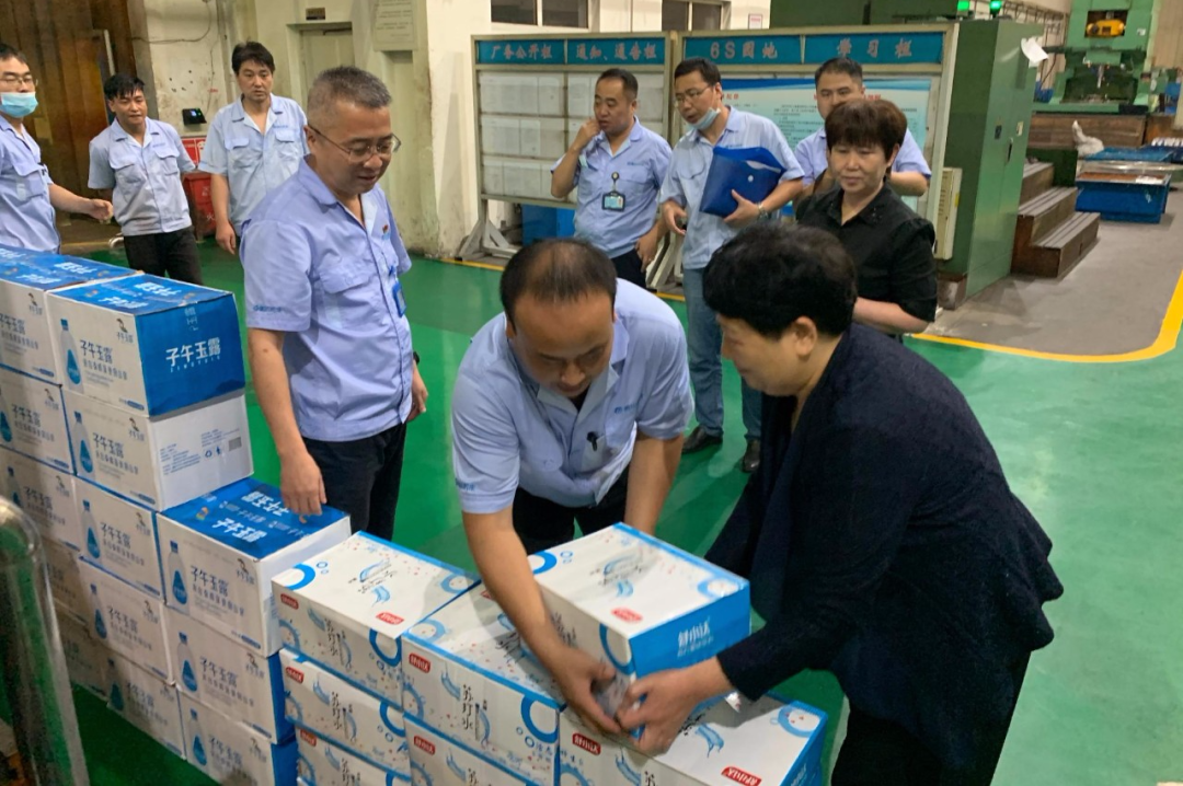 ​陕西省总工会党组成员李秀华一行到AG卡卡湾厅慰问一线职工
